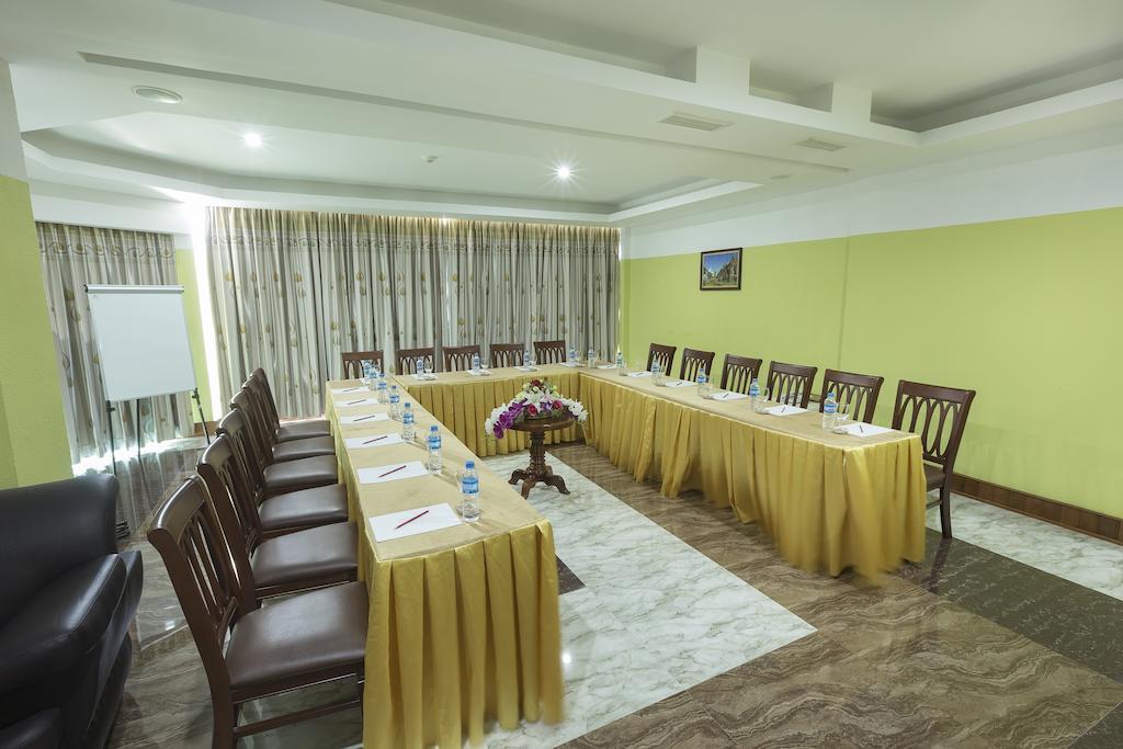 High Sky Hotel Phnom-Penh Buitenkant foto