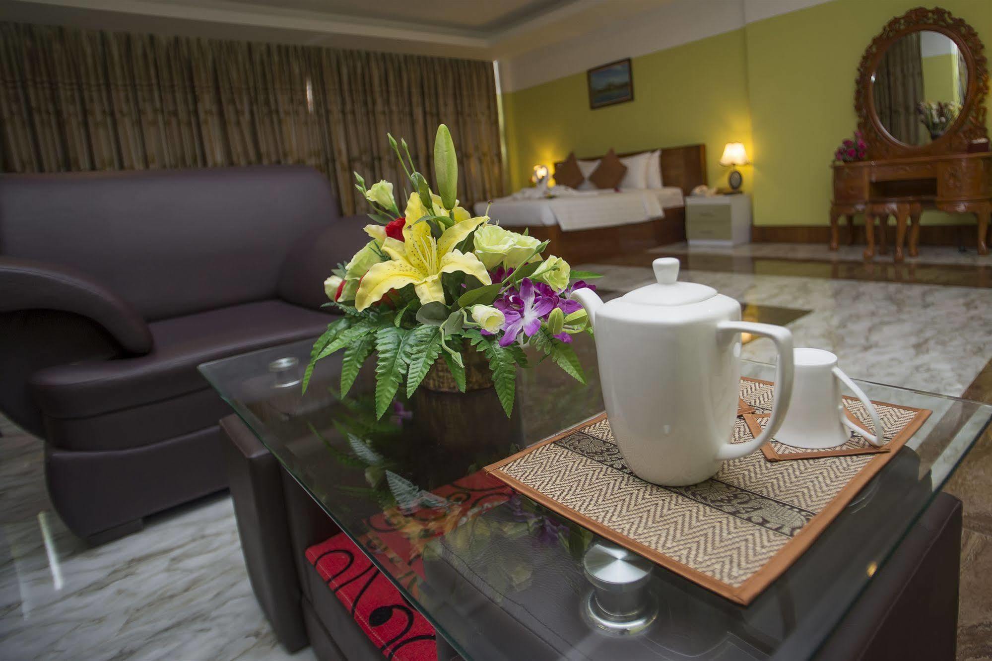 High Sky Hotel Phnom-Penh Buitenkant foto