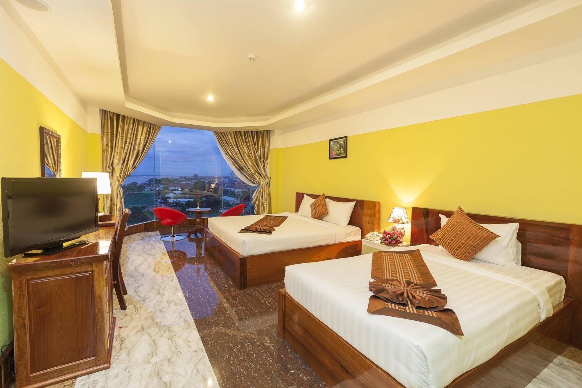 High Sky Hotel Phnom-Penh Buitenkant foto