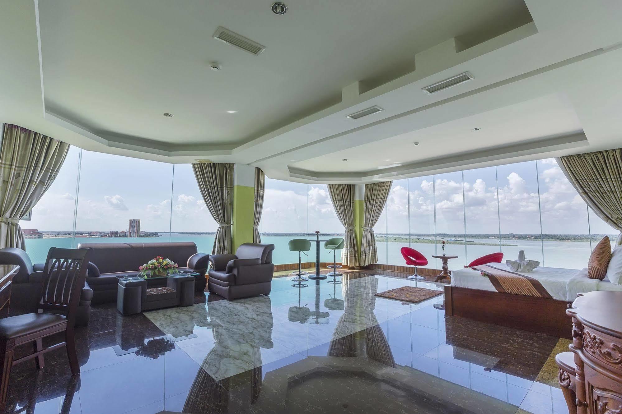 High Sky Hotel Phnom-Penh Buitenkant foto