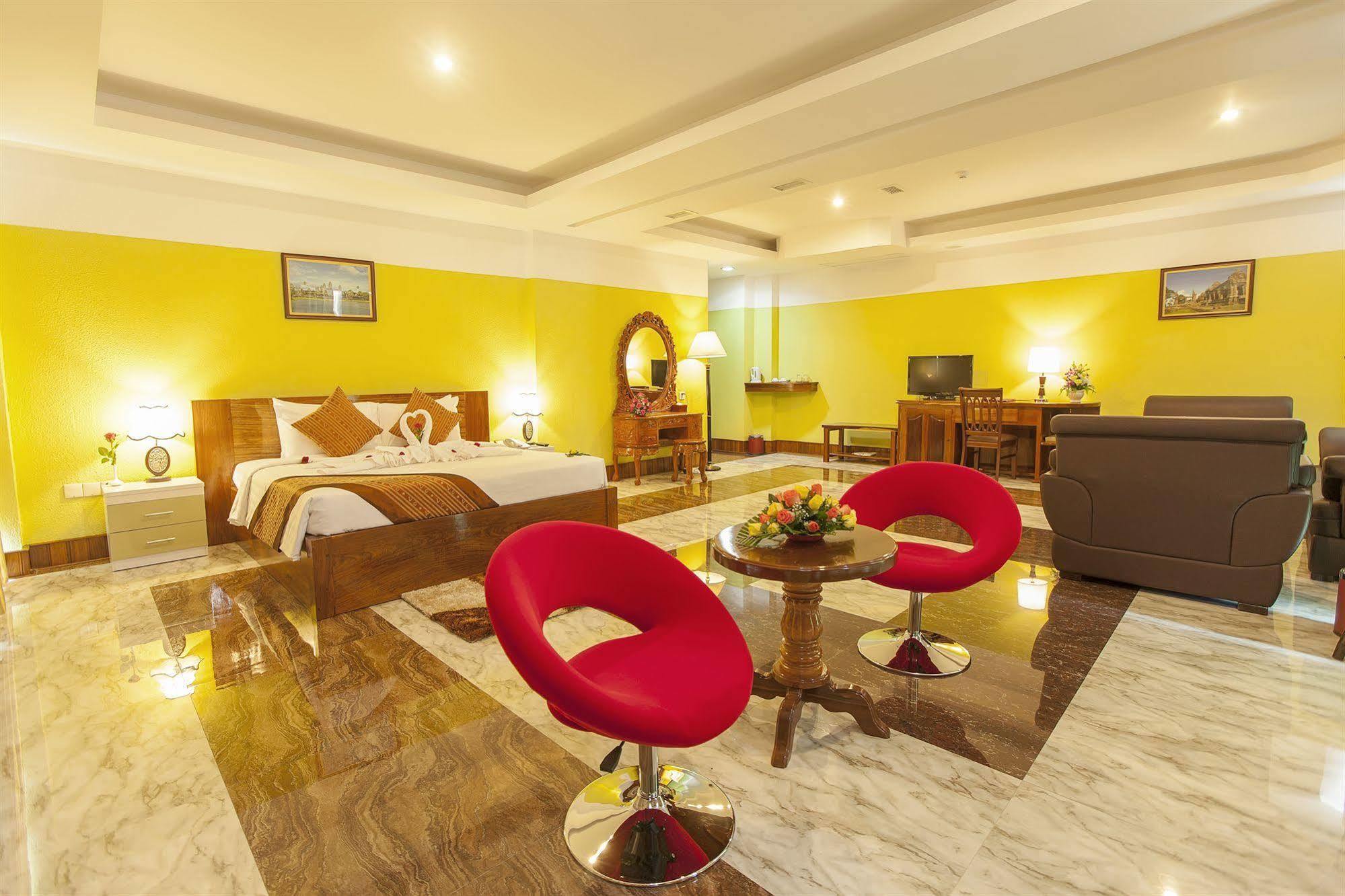 High Sky Hotel Phnom-Penh Buitenkant foto