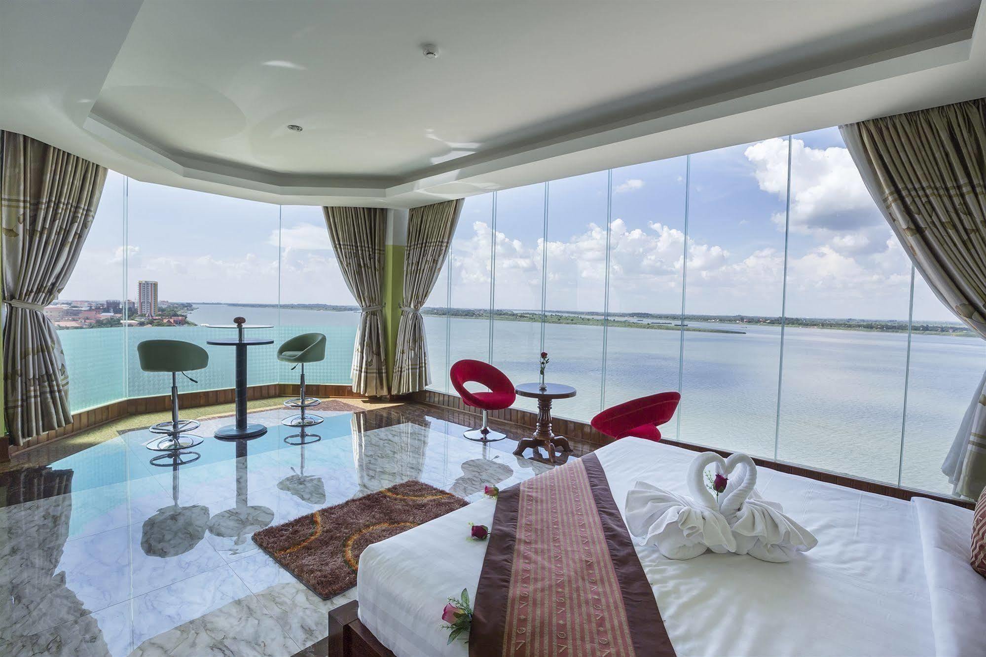 High Sky Hotel Phnom-Penh Buitenkant foto