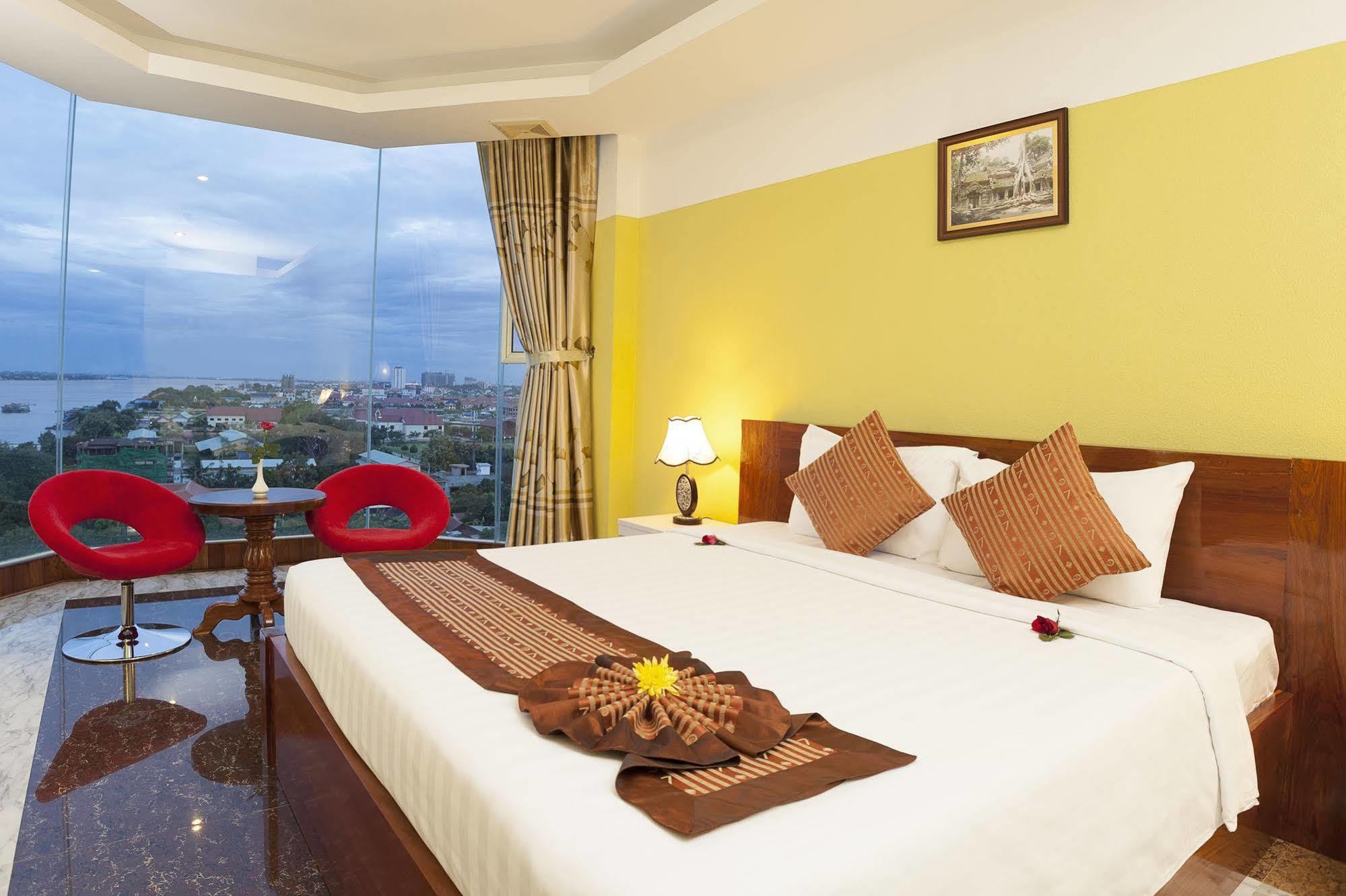High Sky Hotel Phnom-Penh Buitenkant foto