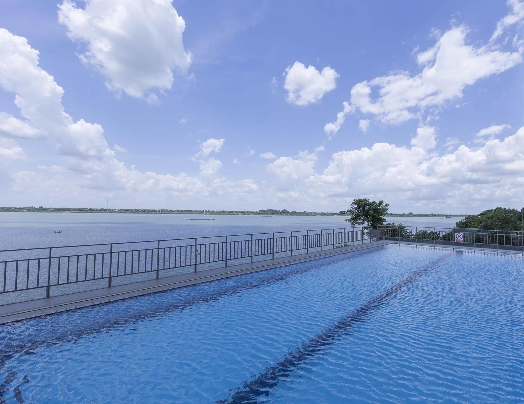 High Sky Hotel Phnom-Penh Buitenkant foto