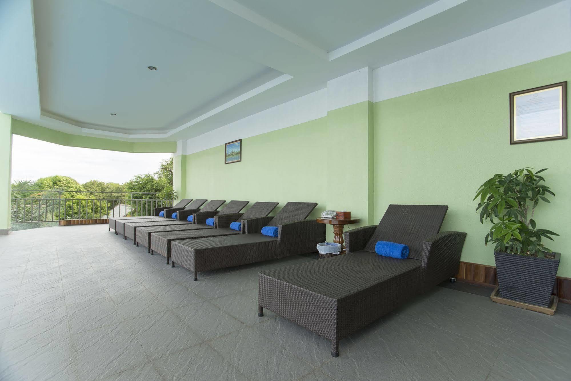 High Sky Hotel Phnom-Penh Buitenkant foto